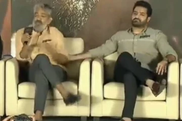 கை சும்மாவே இருக்காதா! இயக்குனருக்கு சில்மிஷம் செய்த நடிகரின் வீடியோ..