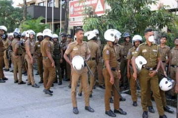 தேர்தல் ஆணைக்குழு முன் திடீரென குவிந்த பொலிஸார்! நீடிக்கும் பரபரப்பு