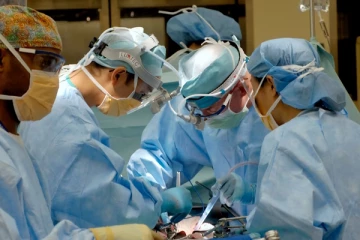 விரலுக்கு பதில் நாக்கில் ஆபரேஷன் - கதறும் 4 வயது சிறுமியின் குடும்பம்!