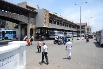 தந்தையின் பணத்தை கொள்ளையிட்டு காலி நகருக்கு சென்ற இளம் ஜோடி கைது