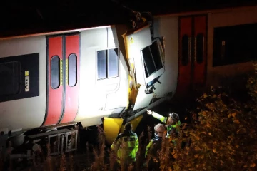 பிரித்தானியாவில் இரண்டு ரயில்கள் ஒன்றுடன் ஒன்று மோதல்: ஒருவர் பலி 15 பேர் காயம்