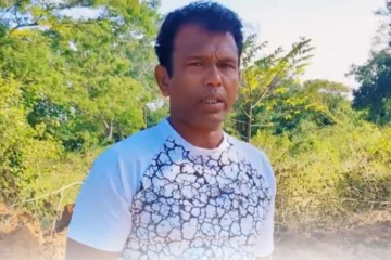 ගමේ හිටපු නැති දවස් ටිකේ මාලිමා මන්ත්‍රී ඇවිත් ඉඩමේ තිබ්බ බොරළු ටික හොරකම් කරලා