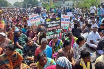 பாம்பன் பாலத்தில் மீனவர்கள் மறியல் போராட்டம்