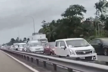 දක්ෂිණ අධිවේගයේ වාහන 10ක් පමණ එකිනෙක ගැටෙයි..! මාර්ග කිහිපයකම දැඩි වාහන තදබදයක්..