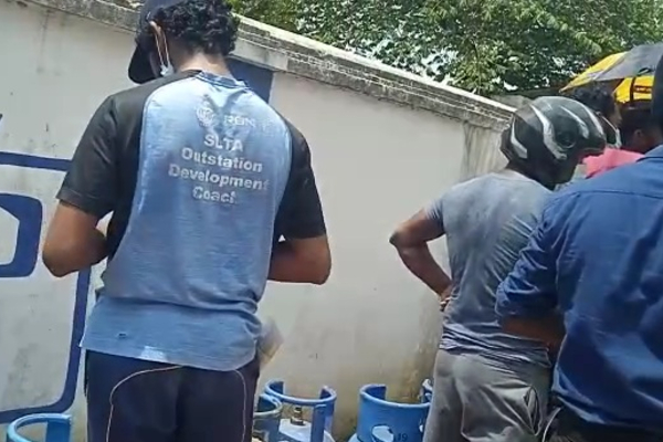 நாட்டின் பல பகுதிகளில் எரிவாயு தட்டுப்பாடு: நீண்ட வரிசையில் காத்திருக்கும் மக்கள் (VIDEO) | Gas People Jaffna Kilinochchi Litro