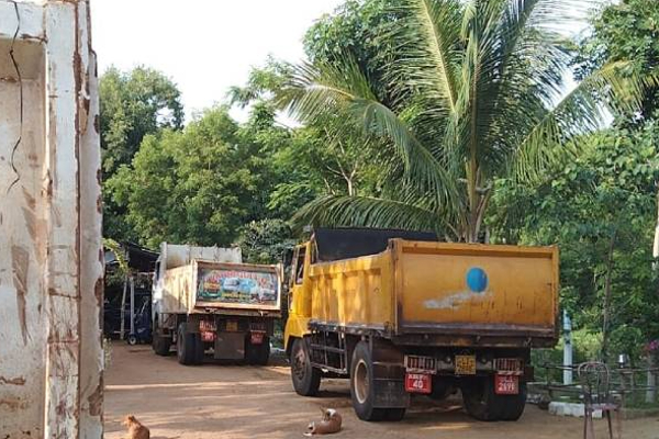 யாழ் தருமபுர பகுதியில் கைதுசெய்யப்பட்ட மூவருக்கு நீதிமன்றம் விடுத்த உத்தரவு! | Jaffna Dharmapura Illegal Sand Carriers Arrested