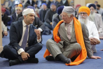 குருத்வாராவில் சீக்கிய பக்தர்களுடன் தரையில் அமர்ந்த மன்னர் சார்லஸ்: கோவிட் சேவைக்காக பாராட்டு