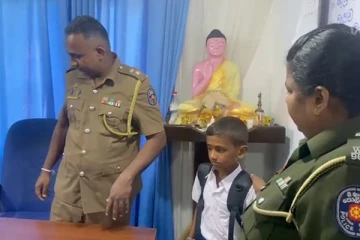 பாடசாலை கல்வியை இழந்த மாணவனை நெகிழ வைத்த பொலிஸ் அதிகாரிகள்