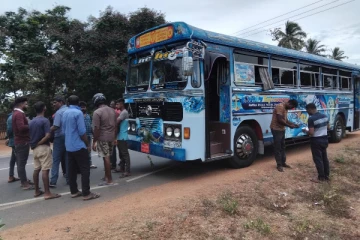 கிளிநொச்சியில் பேருந்தில் பயணித்த இருவர் மீது வாள் வெட்டு