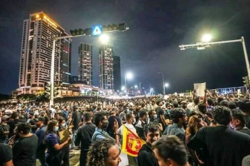 ஜனாதிபதி செயலகத்திற்கு முன்னால் பரபரப்பு (Video)