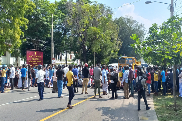 மீனவர்களினால் யாழ்.மாவட்ட செயலகம் முற்றுகையிடப்பட்டு போராட்டம்! ஏ9 பிரதான வீதியும் முடக்கம் (படங்கள்) - ஐபிசி தமிழ்