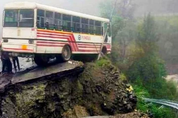 பள்ளத்தாக்கில் விழுந்து நொறுங்கிய பேருந்து... பயணிகளின் நிலை?