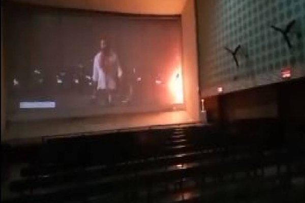 விக்ரம் படம் ஓடிய தியேட்டரில் தீ..ரசிகர்கள் அலறி அடித்து ஓட்டம்..! - தமிழ்நாடு