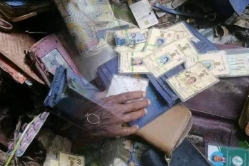 இலங்கையில் ஒரே இடத்தில் இருந்து கண்டுபிடிக்கப்பட்டுள்ள பெருந்தொகையான அடையாள அட்டைகள்(Photos)