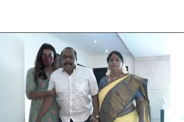 பிக்பாஸ்ல கதறி அழுத நமீதா மாரிமுத்துவின் அம்மா-அப்பா இவுங்க தானா, போட்டோ பாருங்க | Namitha Marimuthu Parents Photo