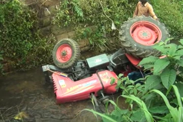 உழவு இயந்திரம் ஆற்றில் விழுந்து விபத்து: சாரதி வைத்தியசாலையில் அனுமதி (Video)