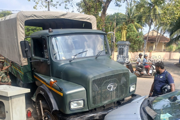 யாழில் இராணுவ வாகனம் காருடன் நேருக்கு நேர் மோதி விபத்து! | Jaffna Military Vehicle Collides With Car Accident