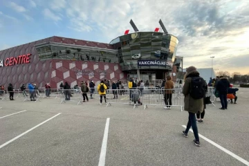 முழு ஊரடங்கை மீண்டும் அமுல்படுத்திய முதல் ஐரோப்பிய நாடு! தொற்று அதிகரிப்புக்கு பின்னணி காரணம் என்ன?