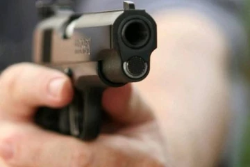 டிவியில் ஐபிஎல் போட்டியை பார்த்துக் கொண்டிருந்த இளைஞரை துப்பாக்கியால் சுட்டுக் கொன்ற சிறுவன்