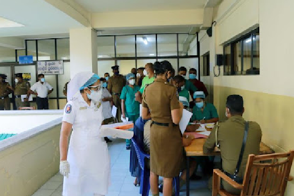 சுங்கத் திணைக்கள நிர்வாக அதிகாரியை தாக்கிய பொலிஸார் | Police Assaulted The Officer Customs Department