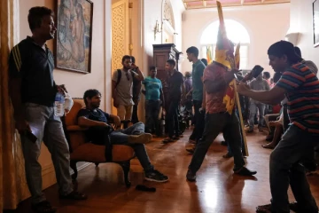 ஜனாதிபதி மாளிகைக்குள் நுழைந்த 40 பேரை தேடி பொலிஸார் வலைவீச்சு