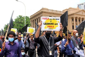 காணொளியை பயன்படுத்தி  ஆர்ப்பாட்டகார்களை கைது செய்யும் பொலிஸார்