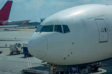 கழிவறை என நினைத்து விமானத்தின் கதவைத் திறந்த பெண்: கடும் தண்டனை