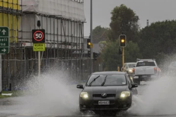 நியூசிலாந்தில் ஏற்பட்டுள்ள வானிலை மாற்றத்தால் போக்குவரத்துக்கு பாதிப்பு