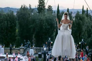 திருமணத்திற்கு காற்றில் தேவதை போல வந்த மணப்பெண்...வைரலான காணொளி