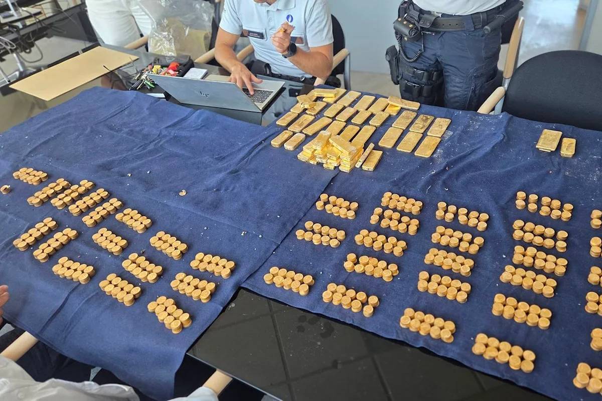 மண்ணுக்குள் புதைந்திருந்த ரூ.98 கோடி தங்கப் புதையல்! | 100 Crore Rupees Gold Stash In Discover Belgium மண்ணுக்குள் புதைந்திருந்த ரூ.98 கோடி தங்கப் புதையல்! | 100 Crore Rupees Gold Stash In Discover Belgium