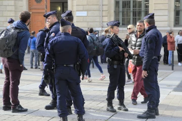 பாரிஸ் இலங்கை தமிழர்களின் கடைகளுக்கு முன்னால் ஏற்பட்ட பதற்ற நிலை!