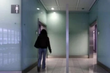 பெண்கள் கழிவறையில் பொருத்தப்பட்ட இரகசிய கமெரா!  சூத்திரதாரி தொடர்பில் பொலிஸார் வெளியிட்டுள்ள தகவல்