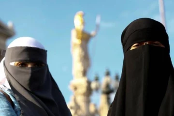 இனி பப்ளிக்கில் முகத்தை மறைக்கும் உடை அணியக்கூடாது - சட்டம் அமல்!