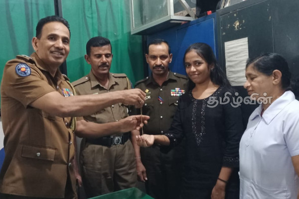 தங்க சங்கிலியை தொலைத்த பல்கலைக்கழக மாணவி: பொலிஸ் அதிகாரியின் நெகிழ்ச்சி செயல் | University Student Who Lost Gold Chain