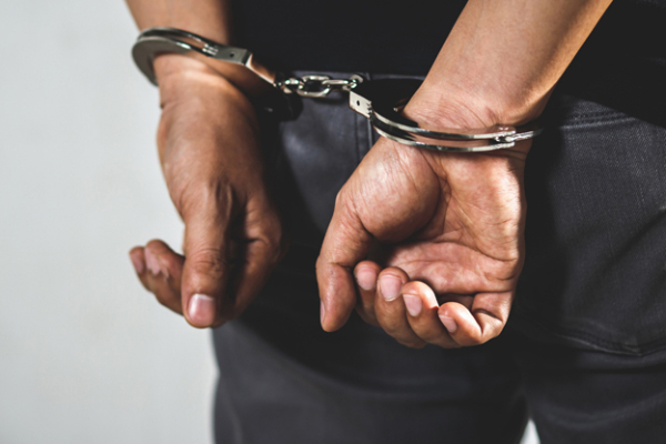 பொலிஸாருக்கு இலஞ்சம் வழங்க முற்பட்ட நபர் கைது | Man Arrested For Attempting To Bribe Police