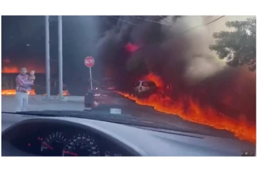 மெக்ஸிகோவில் பயங்கர தீ விபத்து...! 300 வீடுகள் தீயில் எரிந்து நாசம்.. வைரலாகும் அதிர்ச்சி வீடியோ...!