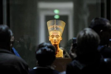 ஜேர்மனியிலிருக்கும் ஒரு அழகிய பெண்ணின் சிலைக்காக போட்டிபோடும் மூன்று நாடுகள்