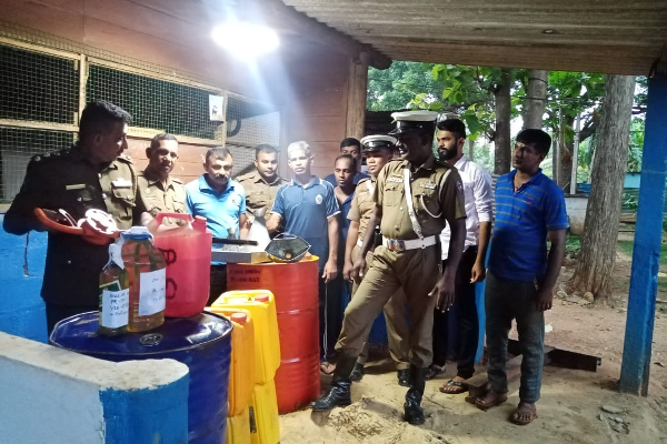 அளவெட்டியில் டீசலை பதுக்கி அதிக விலைக்கு விற்றவர் சிக்கினார்(படங்கள்) - ஐபிசி தமிழ்