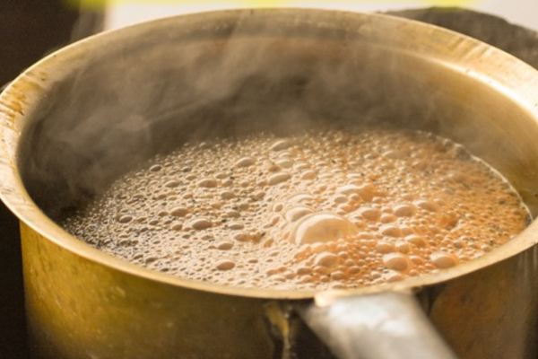 எழுந்ததும் டீ குடிப்பீங்களா? வெறும் வயிற்றில் டீ குடிச்சா இந்த பக்கவிளைவுகள் குறி வைத்து தாக்கும்! | Drink Tea On An Empty Stomach Problem