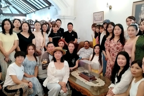 மகிந்தவை சந்தித்துள்ள சீன வர்த்தகர்கள் குழு | Chinese Traders Drop By Mahinda S Tangalle Home