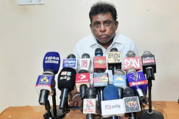 தொட்டிலை ஆட்டி பிள்ளையை கிள்ளிவிடும் சுமந்திரன்! சிவாஜி காட்டம்