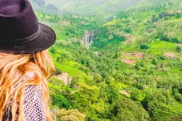 யுவதி ஒருவரின் நேர்மையான செயல்  - பொலிஸார் உட்பட பலரும் பாராட்டு