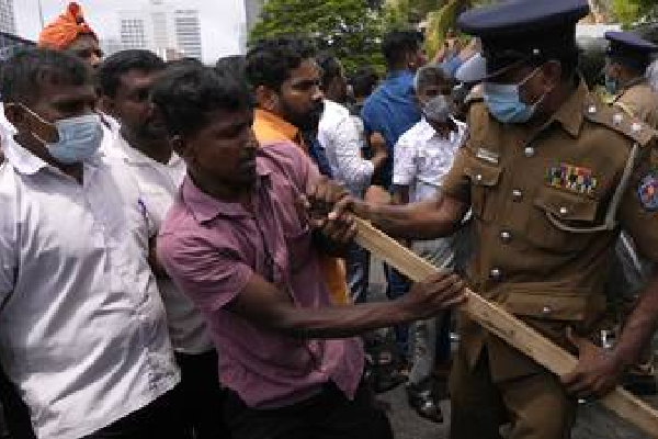 எரிபொருள் நிலையத்தில் அடிவாங்கிய பொலிஸ்காரர்! | The Police Officer Who Attacked The Fuel Station