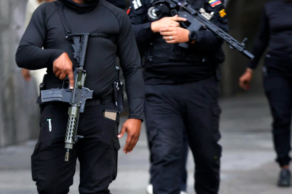 வெனிசுலாவில் பரபரப்பை ஏற்படுத்திய துப்பாக்கிசூடு! வெளியானது காரணம்.. | Shooting Near Venezuela Presidential Palace