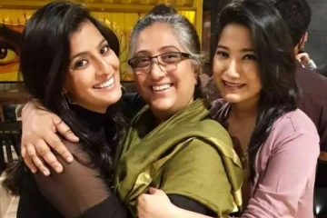 விவாகரத்து செய்து தனியாக வாழும் நடிகை வரலட்சுமியின் அம்மா என்ன செய்கிறார் தெரியுமா?