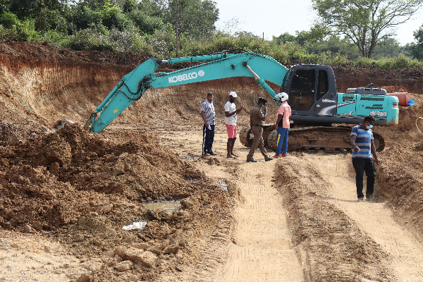 அரச அதிகாரிகளின் துணையுடன் கிரவல் அகழ்வு- பாரிய ஆபத்தை எதிர் நோக்குவதாக மக்கள் அச்சம்! - ஐபிசி தமிழ்