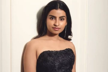 சூப்பர் சிங்கரில் பார்த்த சிவாங்கியா இது, ஆளே மாறிவிட்டாரே... மாடர்ன் உடையில் பிரபலம்