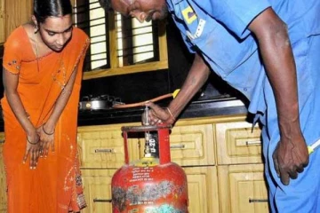 வீட்டு கேஸ் சிலிண்டரை பாதுகாப்பாக கையாள்வது எப்படி? இந்த தவறை இனியும் செய்யாதீர்கள்!