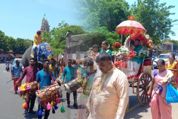 யாழ்ப்பாணத்தில் பலரையும் வியக்க வைத்த பூப்புனித நீராட்டு விழா (படங்கள்)