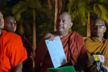 විහාරමහාදේවි සත්‍යග්‍රහය තාවකාලිකව අත්හිටුවයි - ඥානසාර හිමි නිදහස් කරගැනීමට මහනා හිමිවරුන් මැදිහත් වෙයි